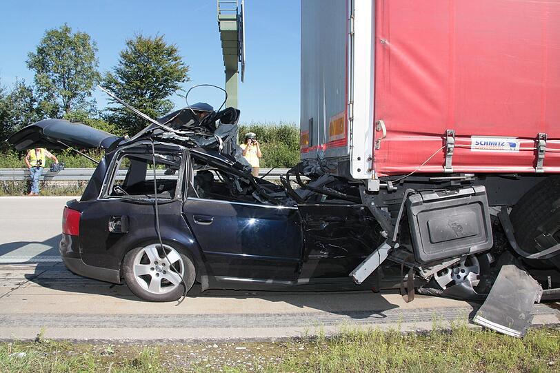 Tödlicher Crash: Bei dem Auffahrunfall auf der A94 wird der Audi unter den Sattelanhänger gepresst.