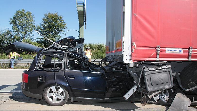 Tödlicher Crash: Bei dem Auffahrunfall auf der A94 wird der Audi unter den Sattelanhänger gepresst. Tödlicher Crash: Bei dem Auffahrunfall auf der A94 wird der Audi unter den Sattelanhänger gepresst.