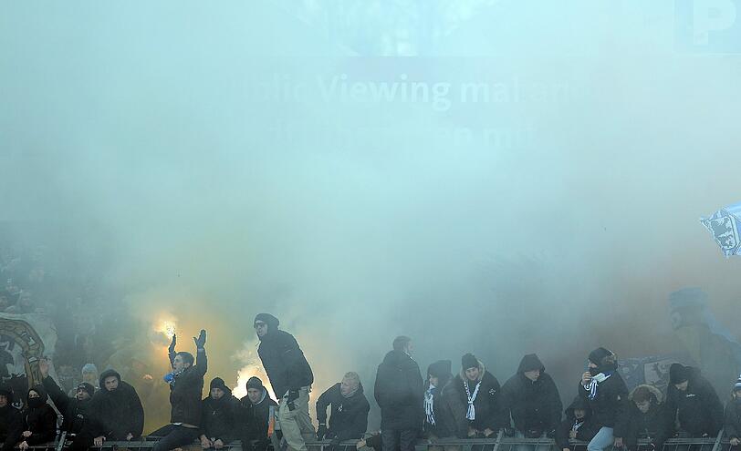 ... auch in Regensburg. Genauso wie im vorigen Auswärtsspiel in Aahlen werden die zwölf stillen Anfangsminuten mit einer Pyroshow beendet. Es erscheint etwas widersinnig den Protest gegen Sicherheitsverschärfungen mit Pyrotechnik zu betreiben.