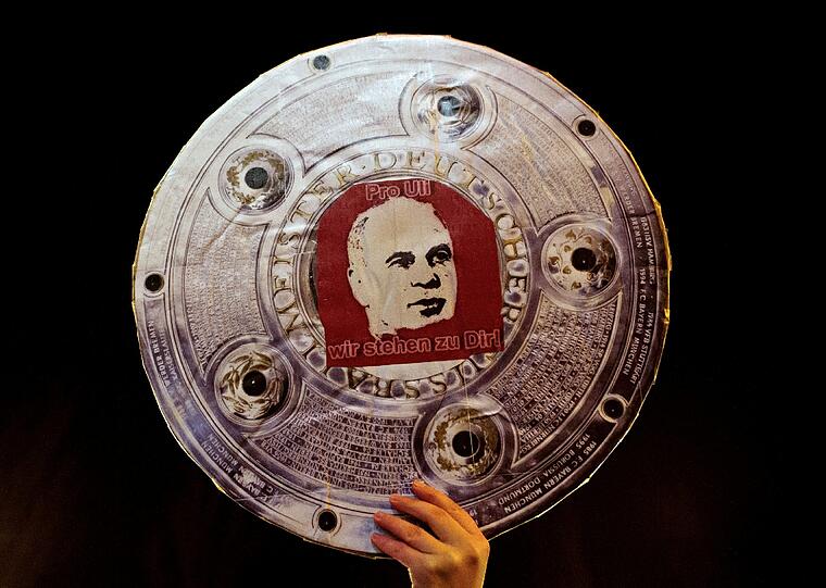 Nicht die ganz ausgelassene Party auf der Leopoldstraße: Nach dem Sieg gegen Hertha ist der FC Bayern Meister 2014 - caber nur wenige feiern auf Münchens Straßen.
