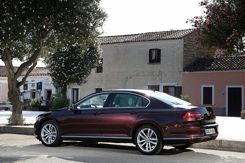 Der neue VW Passat kommt als Limousine und als Variant edler und frischer daher.