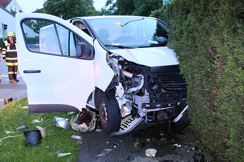Ein Atemalkohol-Test bei dem BMW-Fahrer ergab einen Wert von 1,6 Promille, er wurde daraufhin von der Polizeistreife nach Mühldorf in Krankenhaus gebracht.