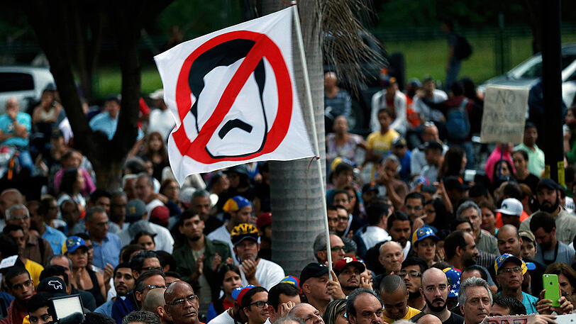 In Venezuela demonstrieren die Menschen öffentlich gegen Präsident Maduro.