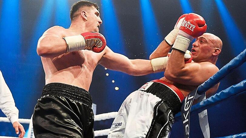 "Ich will die Weltspitze dominieren", verkündet Marco Huck (l.) nach seinem Sieg über den 41-jährigen Schichtarbeiter Yakup Saglam.