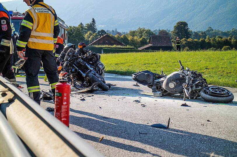 Auf der B20 bei Bayerisch Gmain kollidierten die beiden Motorräder frontal.