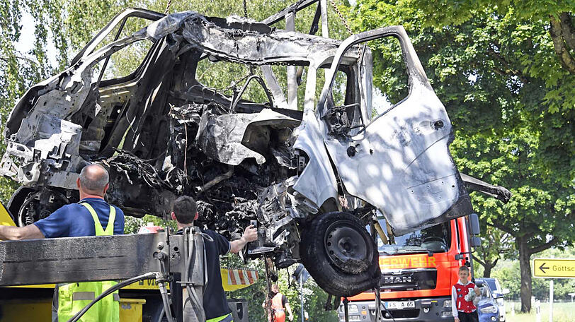 Der Klein-Lkw ist ein Wrack, der Fahrer überlebt mit schwersten Verletzungen. Die Bilder vom Unfallort bei Allershausen.