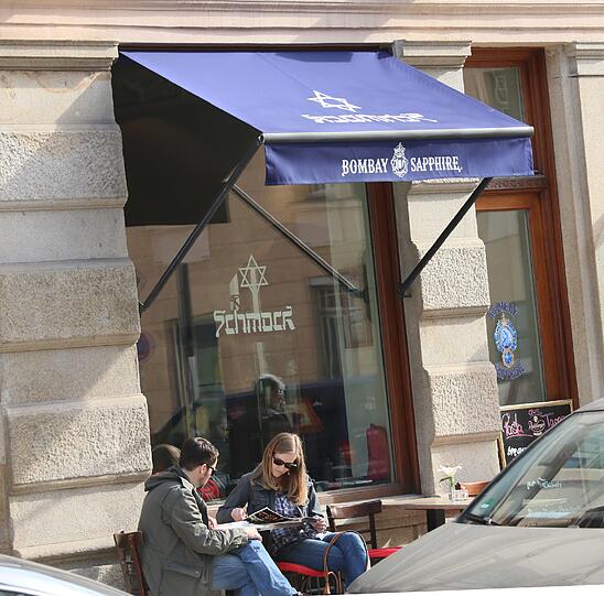 Typisch für die Maxvorstadt: die vielen kleinen Cafés zum Drauensitzen, wie zum Beispiel hier in der Augustenstraße.