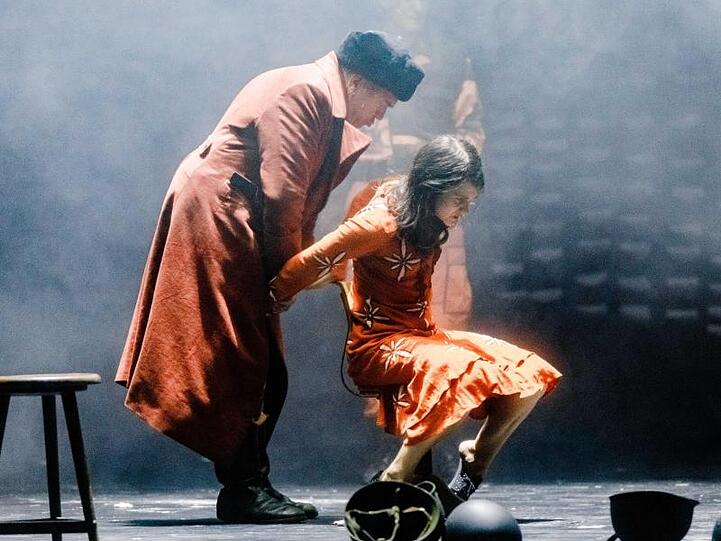 Nura (Lisa Hagmeister, r) wird misshandelt von Andrei Schujew (Bernd Grawert).