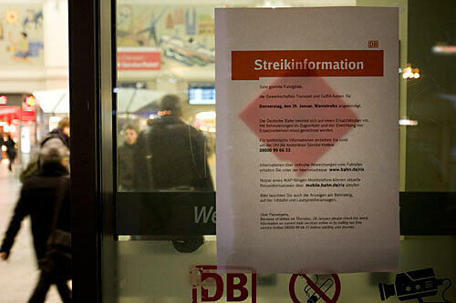 Streikinformation auf dem Bahnhof