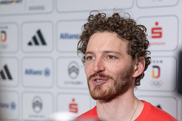 Skistar Linus Straßer spricht bei der DSV-Einkleidung in Garching über seine Fußball-Leidenschaft, den Löwen-Banner-Coup am Marienplatz und seinen WM-Tipp Argentinien. Skistar Linus Straßer spricht bei der DSV-Einkleidung in Garching über seine Fußball-Leidenschaft, den Löwen-Banner-Coup am Marienplatz und seinen WM-Tipp Argentinien.