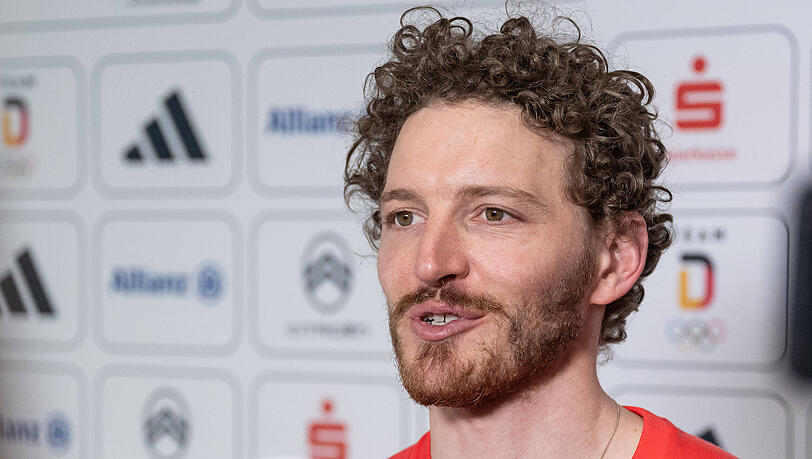 Skistar Linus Straßer spricht bei der DSV-Einkleidung in Garching über seine Fußball-Leidenschaft, den Löwen-Banner-Coup am Marienplatz und seinen WM-Tipp Argentinien. Skistar Linus Straßer spricht bei der DSV-Einkleidung in Garching über seine Fußball-Leidenschaft, den Löwen-Banner-Coup am Marienplatz und seinen WM-Tipp Argentinien.