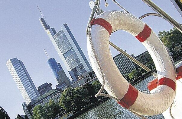 Banken-Skyline in Frankfurt: Anders als in den USA hielt sich Berlin mit Zwangshilfen für die Branchezurück &ndash; das rächt sich jetzt.AP