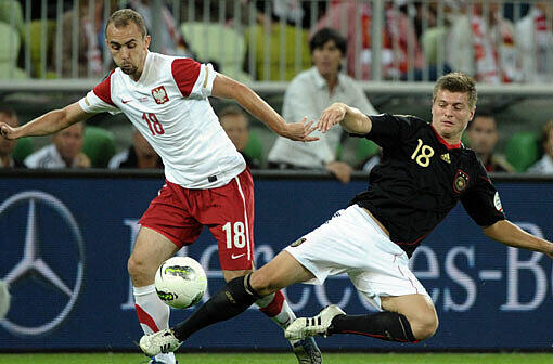 Test gegen Polen: Adrian Mierzejewski (L) und Toni Kroos im Zweikampf