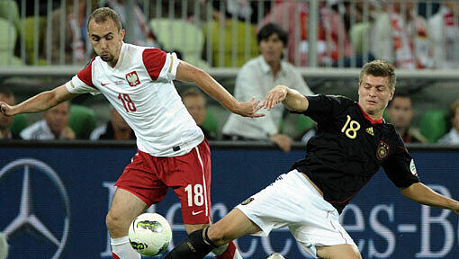 Test gegen Polen: Adrian Mierzejewski (L) und Toni Kroos im Zweikampf Test gegen Polen: Adrian Mierzejewski (L) und Toni Kroos im Zweikampf