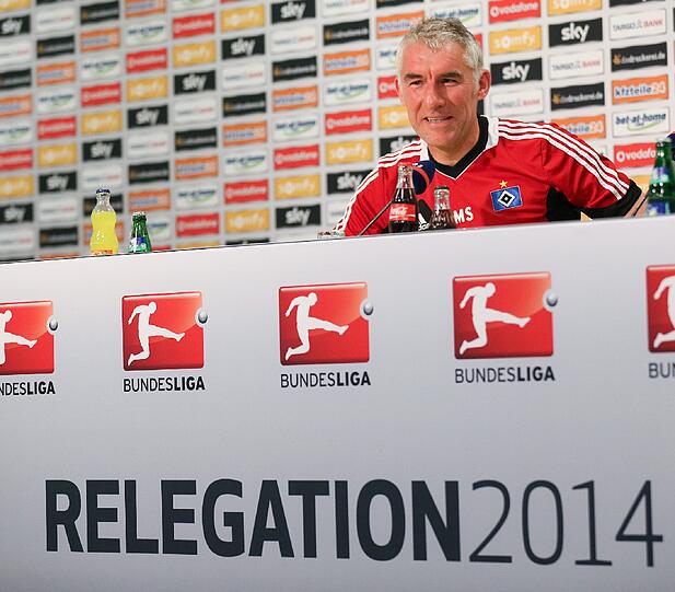 HSV-Trainer Mirko Slomka auf der Pressekonferenz vor dem Relegationsspiel gegen Greuther Fürth.