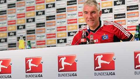 HSV-Trainer Mirko Slomka auf der Pressekonferenz vor dem Relegationsspiel gegen Greuther Fürth.