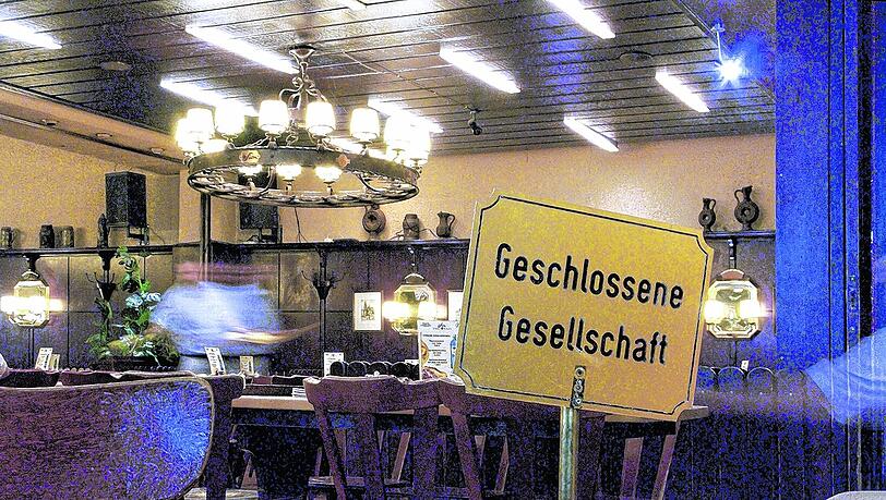Geschlossene Gesellschaft? Die Rechten, warnen Experten, "tarnen sich, indem sie Privatnamen angeben oder eine Veranstaltung als Geburtstagsfeier ausgeben". Geschlossene Gesellschaft? Die Rechten, warnen Experten, "tarnen sich, indem sie Privatnamen angeben oder eine Veranstaltung als Geburtstagsfeier ausgeben".
