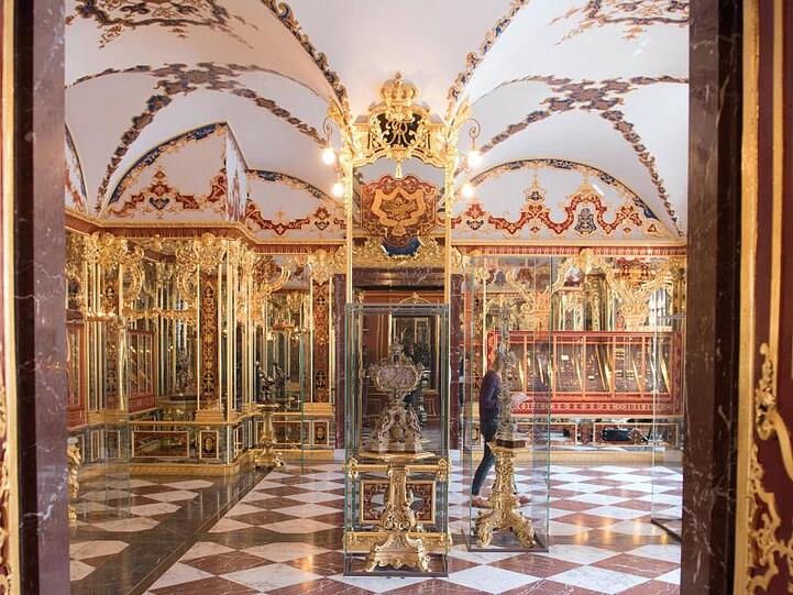 Das Juwelenzimmer im Historischen Grünen Gewölbe im Dresdner Schloss (Archiv). Ein Kunstmäzen bietet den Juwelendieben 1,3 Millionen Euro für die Rückführung des Diebesguts.