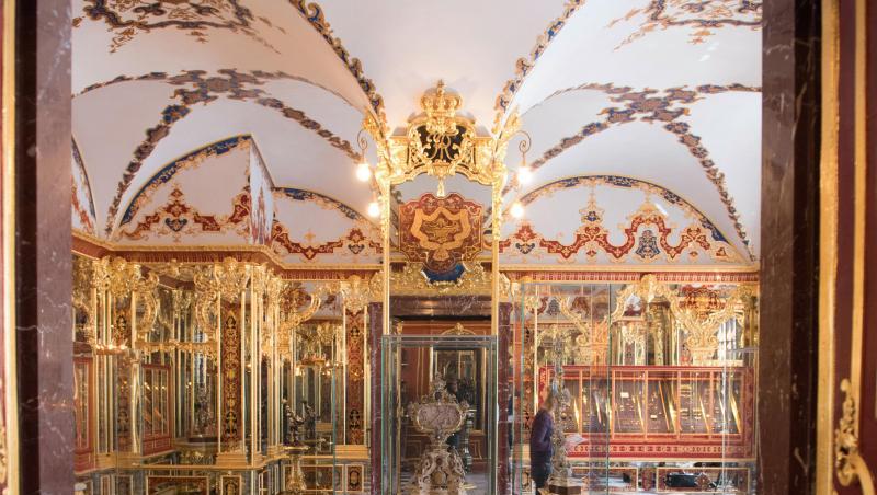Das Juwelenzimmer im Historischen Grünen Gewölbe im Dresdner Schloss (Archiv). Ein Kunstmäzen bietet den Juwelendieben 1,3 Millionen Euro für die Rückführung des Diebesguts. Das Juwelenzimmer im Historischen Grünen Gewölbe im Dresdner Schloss (Archiv). Ein Kunstmäzen bietet den Juwelendieben 1,3 Millionen Euro für die Rückführung des Diebesguts.