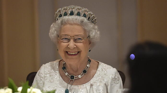 Queen Elizabeth bei einem Dinner im Rahmen eines Commonwealth Meetings auf Malta.