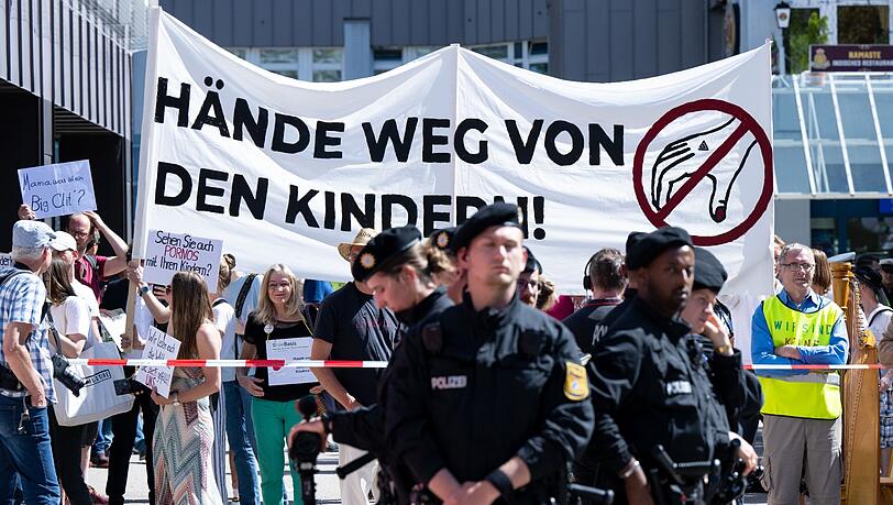Gegen die Drag-Lesung in München gab es wütende Proteste. (Archiv) Gegen die Drag-Lesung in München gab es wütende Proteste. (Archiv)
