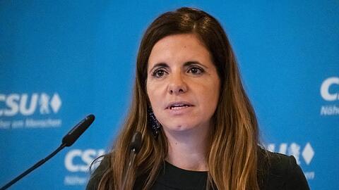 Seit 2018 leitet Kristina Frank das Kommunalreferat, zuvor arbeitete sie als Richterin. Ende Juli wird sie ihren Schreibtisch räumen müssen. Grüne und SPD einigten sich darauf, dass den Posten Jacqueline Charlier, aktuell stellvertretende Leiterin des Planungsreferats, bekommen soll.