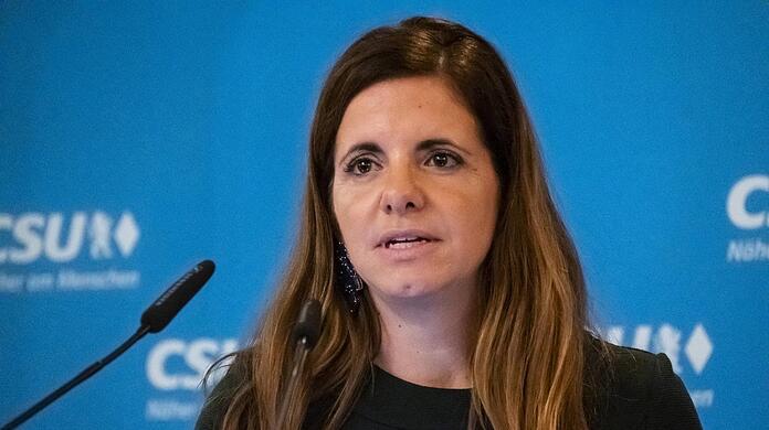 Seit 2018 leitet Kristina Frank das Kommunalreferat, zuvor arbeitete sie als Richterin. Ende Juli wird sie ihren Schreibtisch räumen müssen. Grüne und SPD einigten sich darauf, dass den Posten Jacqueline Charlier, aktuell stellvertretende Leiterin des Planungsreferats, bekommen soll.