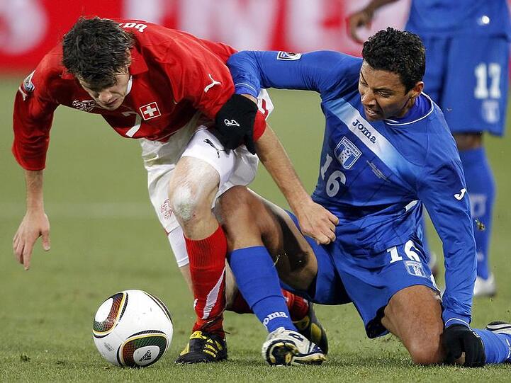 Der Schweizer Stephan Lichtsteiner (l) und der Honduraner Mauricio Sabillon rangeln um den Ball.