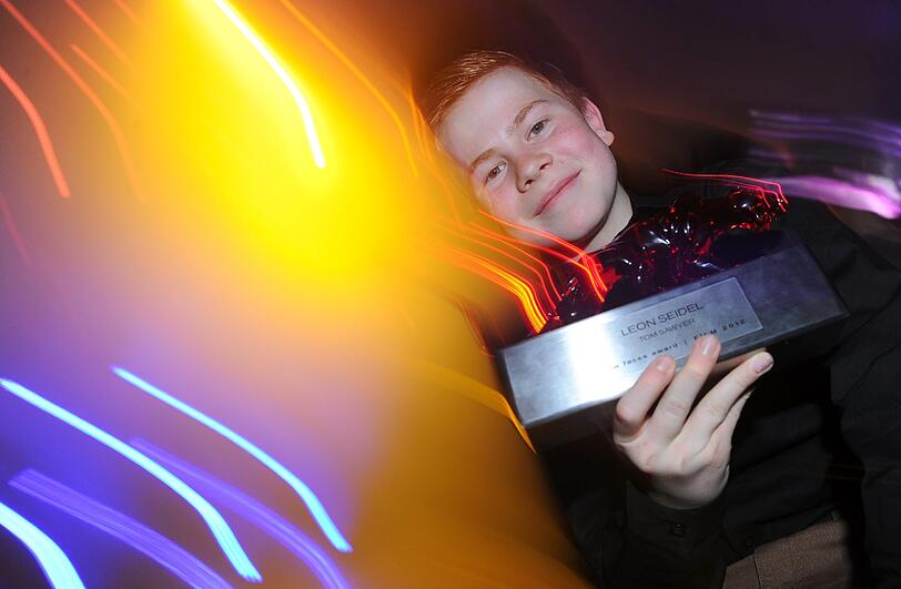 Jungschauspieler Leon Seidel mit seinem Preis