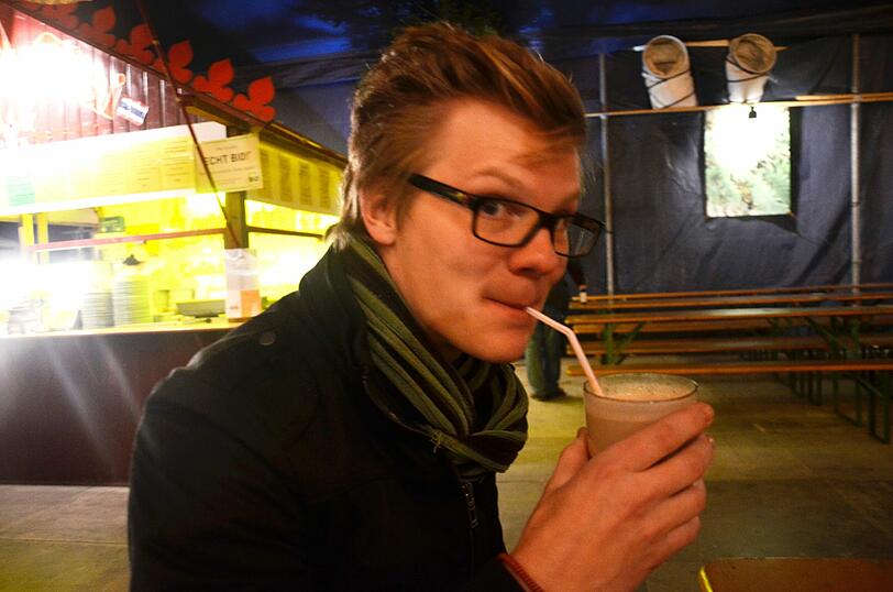 Name: Lumumba
Stand: Food Bazar, Tollwood
Preis: 4 Euro
Menge: 0,3 Liter
Sterne: 4/5

FAZIT: Endlich habe ich einen wirklich speziellen Weihnachtsdrink gefunden! Kakao mit Brandy. Klingt nicht so wahnsinnig exotisch, gibt es aber nirgendwo anders. Und er schmeckt lecker, sehr lecker nach Kakao.