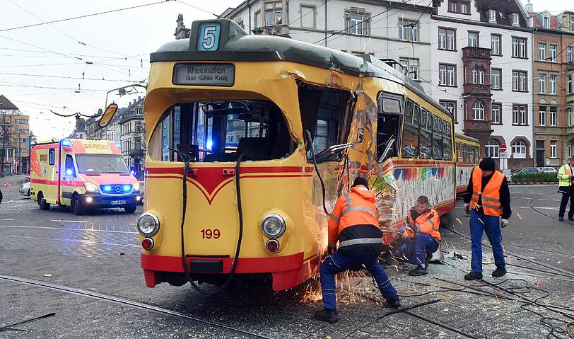 Bei der Kollision zweier Straßenbahnen sind in Karlsruhe mindestens acht Menschen verletzt worden.