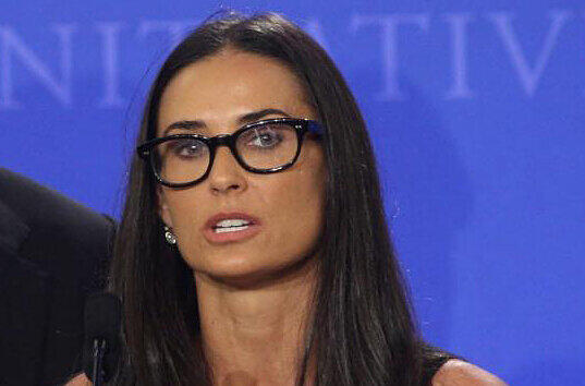 Psst, Demi Moore: Augenschwächen kann man operieren lassen.