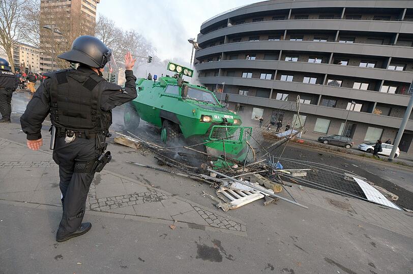 Der Protesttag der kapitalismuskritischen Blockupy-Bewegung hat in Frankfurt mit einer Welle der Gewalt begonnen