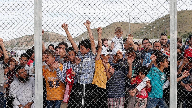 Syrische Flüchtlinge an der Türkischen Grenze - einigen wird die Einreise nach Deutschland verweigert. Syrische Flüchtlinge an der Türkischen Grenze - einigen wird die Einreise nach Deutschland verweigert.
