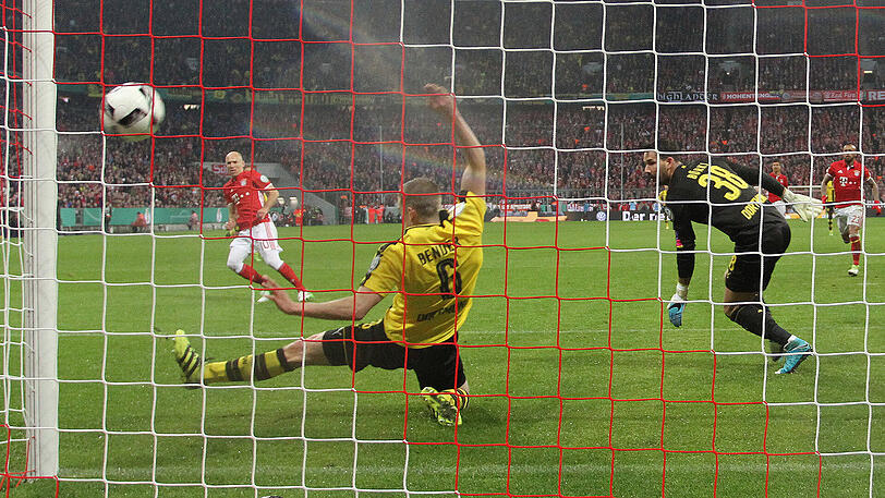 FC Bayern - Borussia Dortmund, 26. April 2017, 63. Minute: Sven Bender klärt artistisch auf der Torlinie.
