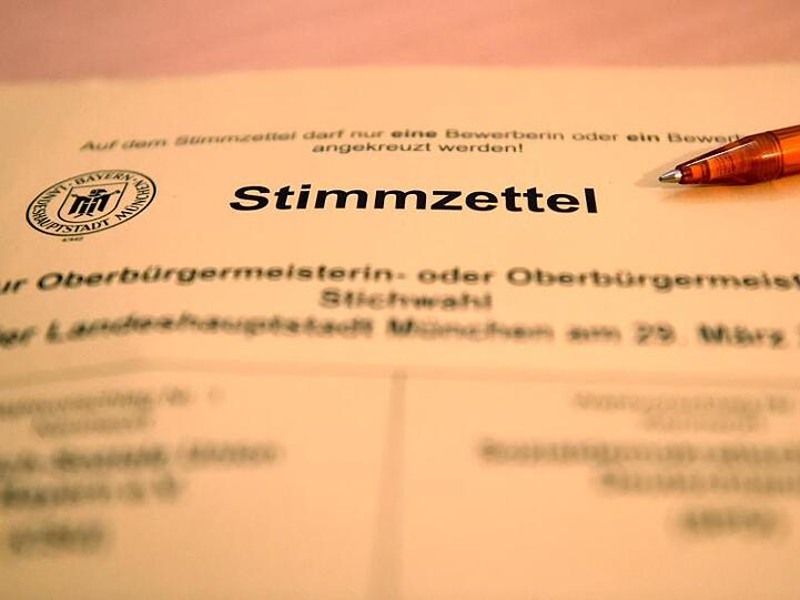 Ein Stimmzettel zur OB-Stichwahl von München liegt auf einem Tisch. Foto: Felix Hörhager/dpa/Illustration/Archivbild
