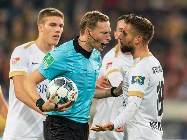 Sorgte mit einer Videobeweis-Entscheidung für Wiesbadener Ärger in Dresden: Schiedsrichter Martin Petersen.