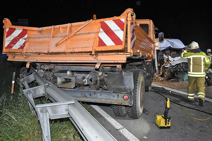 Der Kleintransporter krachte ins Heck des Kipp-Lasters.