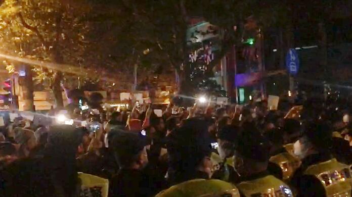 In China protestieren Menschen gegen die restriktiven Corona-Maßnahmen, die von der Wut über einen tödlichen Wohnungsbrand in Xinjiang angefacht wurde.