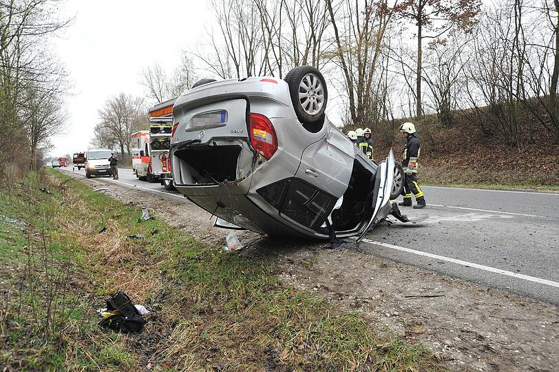 Schwerer Unfall  mit Überschlag auf der B299 bei Landshut Höhe Ried. Die Bilder.