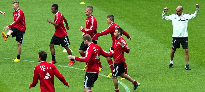 Der neue Coach beobachtet seine Mannschaft.