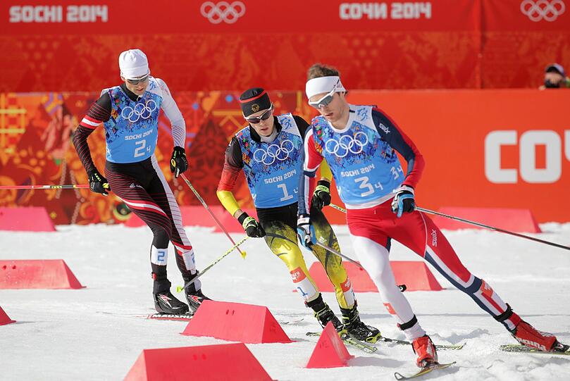 Mario Stecher (L-R) aus Österreich, Fabian Riessle aus Deutschland and Joergen Graabak aus Norwegen kämpfen um die Medaillen bei der Nordischen Kombination.