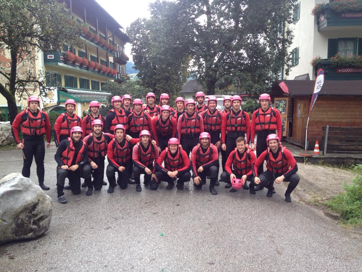 Der EHC Red Bull München vor seiner Rafting-Tour im Salzburger Land.