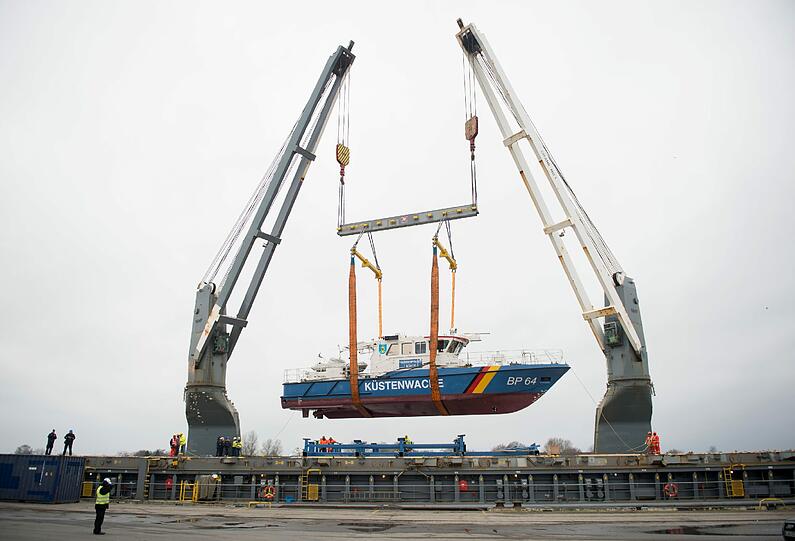 Ein Schiff gehört ins Wasser: Hier wird ein Boot der Bundeswehr verladen.