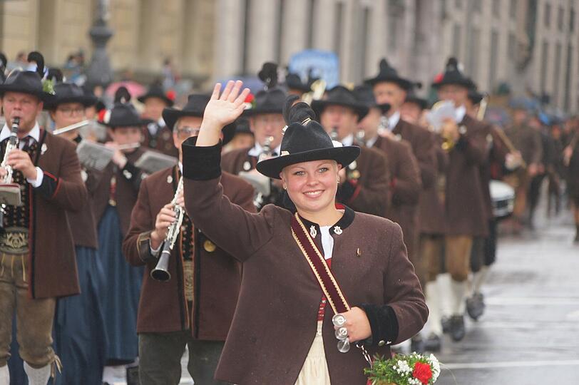 Trachtler, Goaslschnalzer und Jäger marschierten beim traditionellen Trachtenumzug vom Maximilianeum zur Theresienwiese. Die Bilder.
