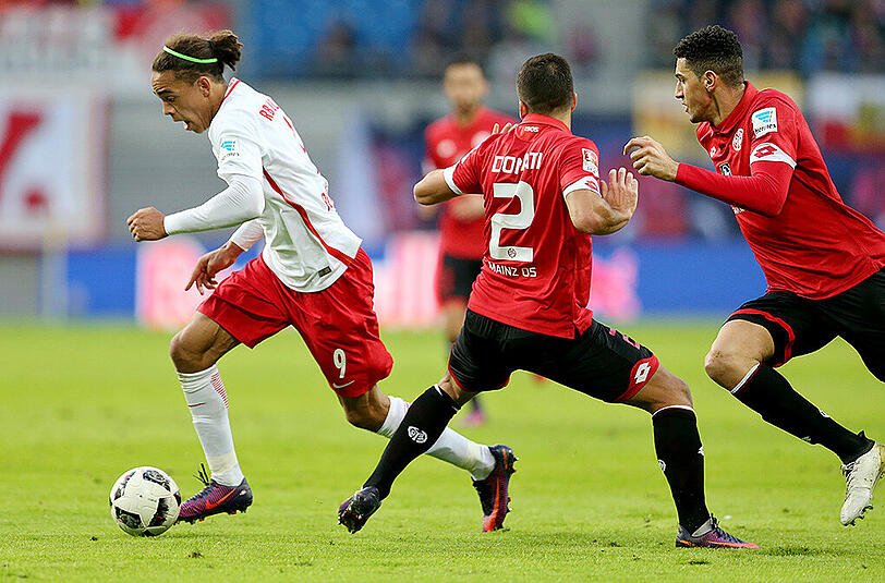 Yussuf Poulsen (l.) steht mit seinen Leipzigern an der Tabellenspitze der Bundesliga - punktgleich mit dem FC Bayern.