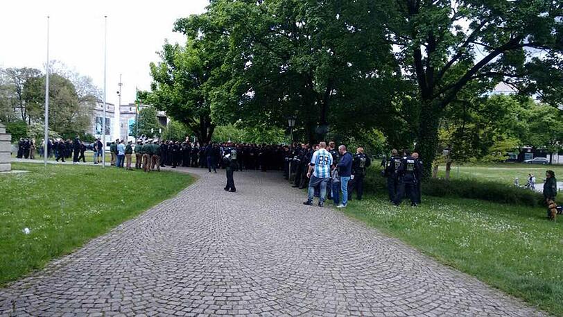 Großes Polizeiaufgebot am Haus der Kunst.