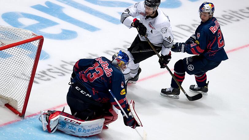 David Steckel (M) von Nürnberg kämpft mit Domik Kahun (r) und Torwart David Leggio von München um den Puck.