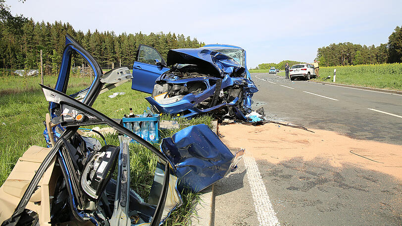 Der 3er BMW ist ein einziger Trümmerhaufen, der Fahrer wurde nach dem Unfall in seinem Wagen eingeklemmt. Offenbar lieferte er sich zuvor ein Rennen. Die Bilder vom Unfallort.