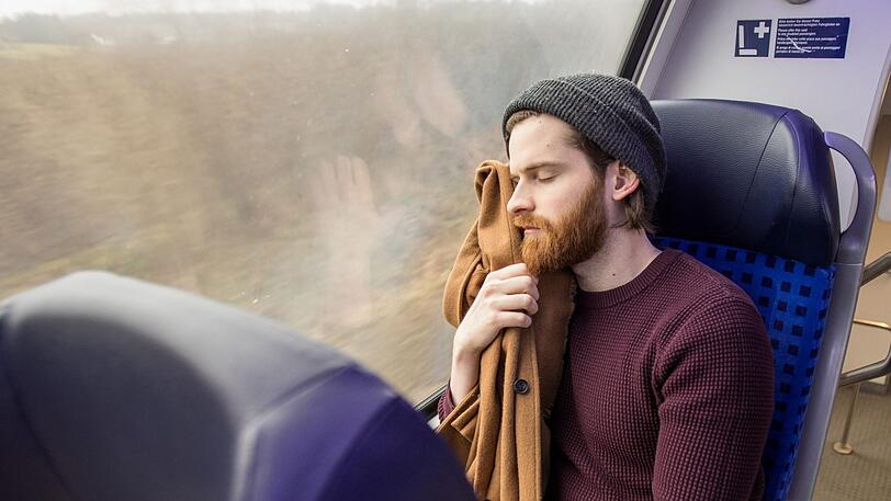 Wer ruhig in der Bahn schläft, erregt kein Aufsehen. Anders sieht es jedoch aus, wenn man schnarcht.